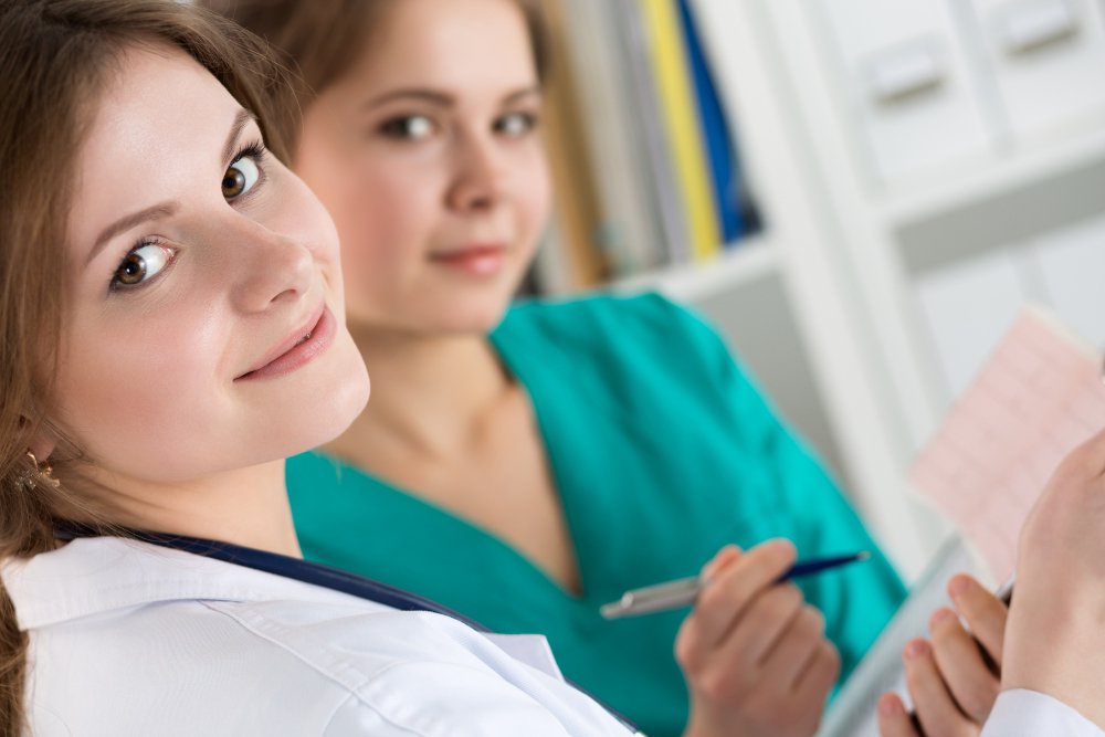 Dos mujeres médicas sonriendo