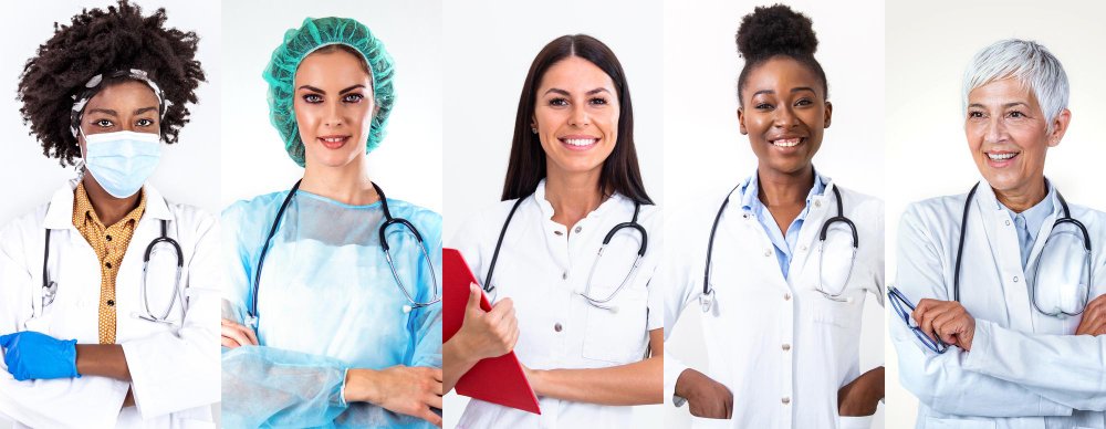 Mujeres médicas sonriendo