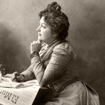 Carmen de Burgos. Retrato en su escritorio.